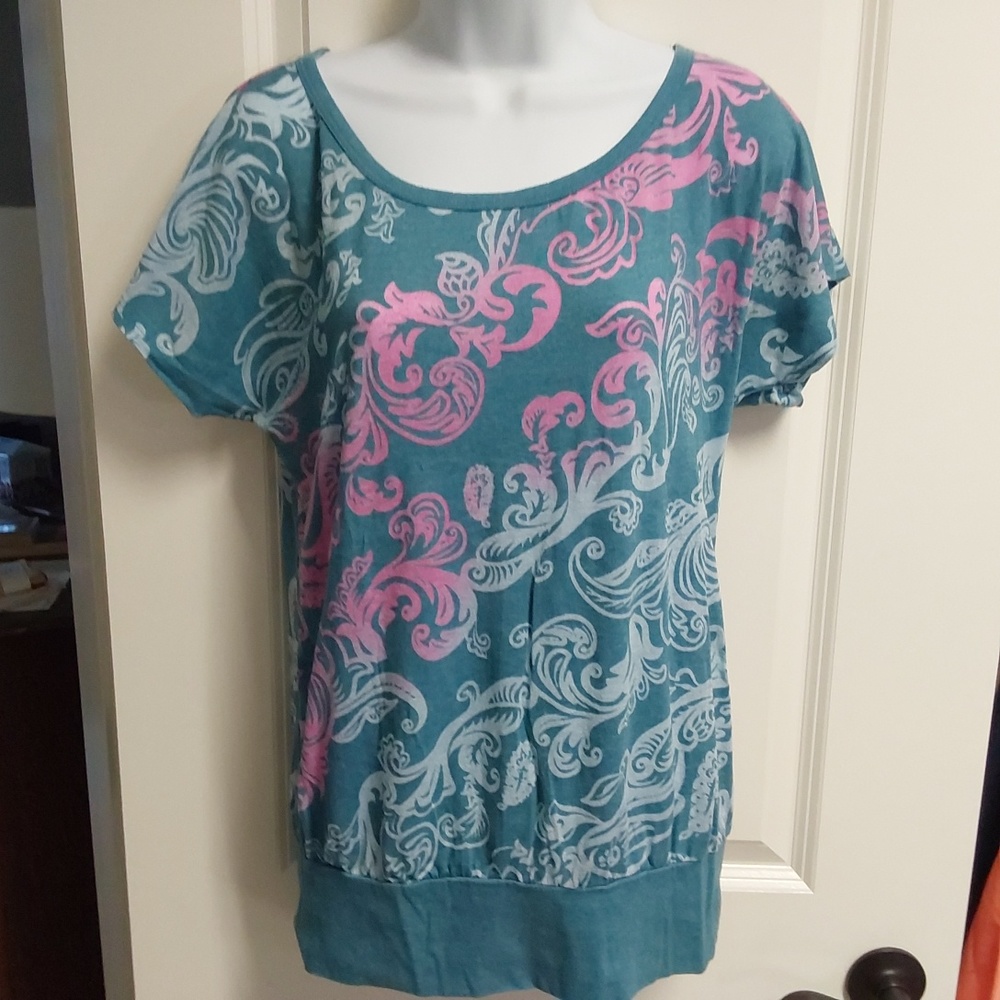 Final Sale!! Ombre print misses L tee with banded waist. Heathered teal w/ pink.